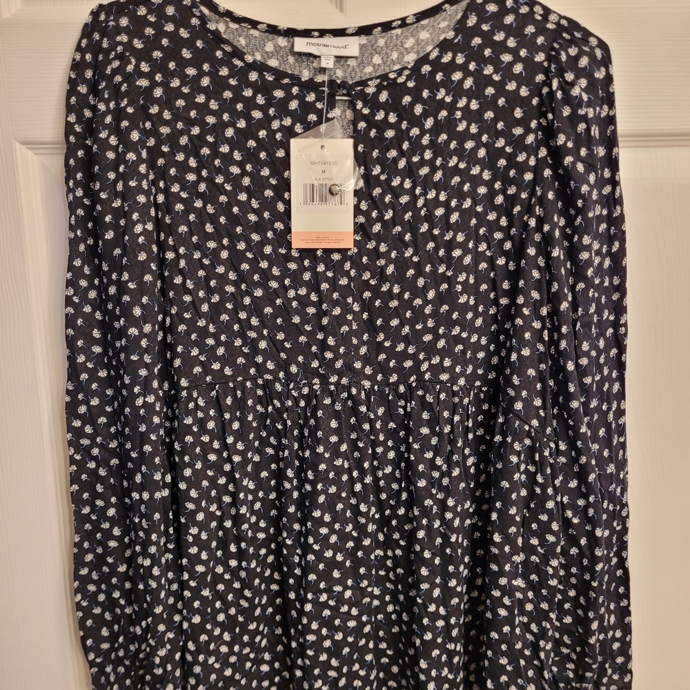 Motherhood NWT Dark Navy Top With White Flowers Sz. Med